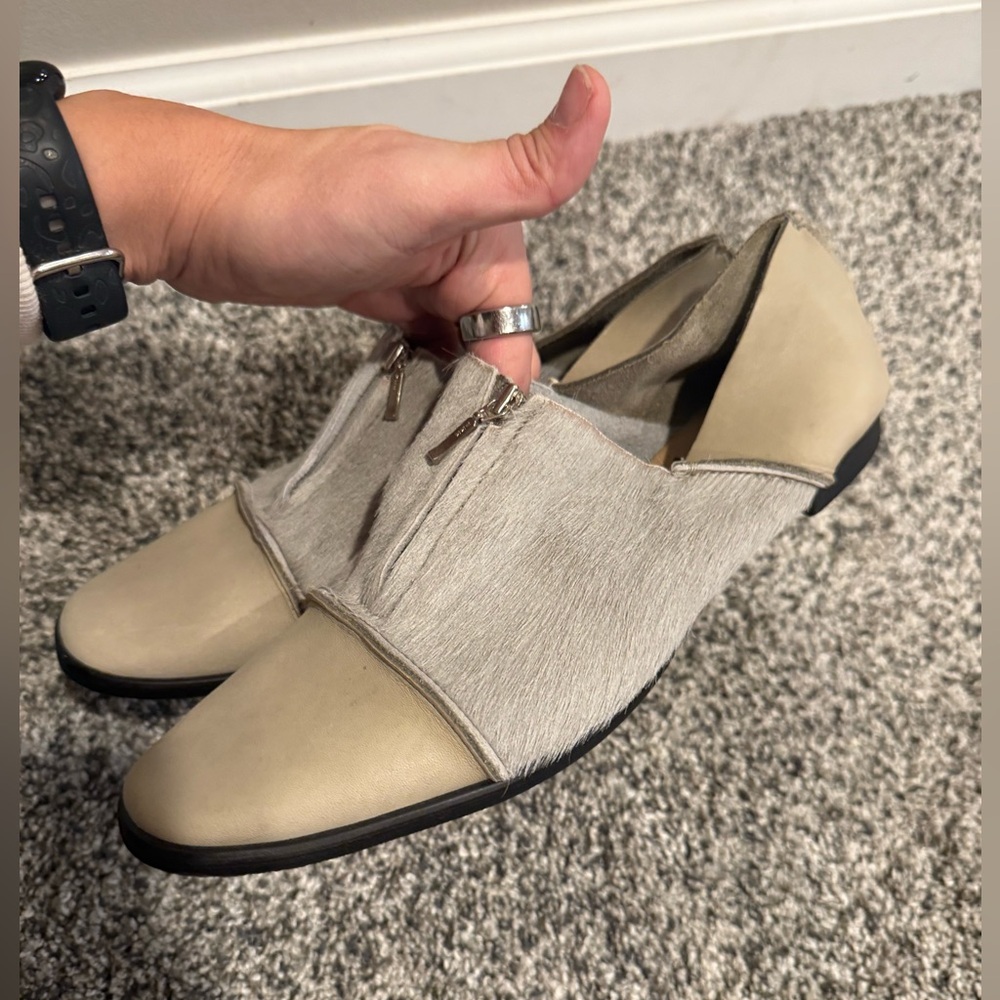 U-Dot center zip shoe